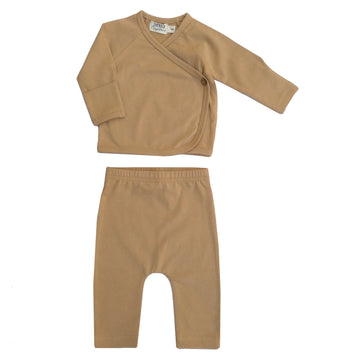 kimono top and matching leggings. Newborn kimono set. Sustainable baby clothing. Neutral baby clothes. Earth tone baby clothes. Lucy Lue Organics. Organic baby clothes. Modern baby clothes. Baby Boy or Girl Coming Home Outfit. kimono set newborn. neutral baby clothes. newborn hat. newborn kimono set. baby shower gift set
