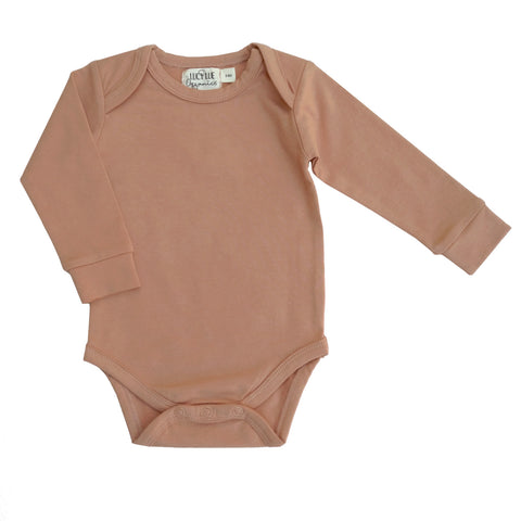 Lucy Lue Organics long sleeve baby bodysuit. Organic newborn clothes. Baby clothing. Gender neutral newborn clothes. Baby romper. Organic baby bodysuits. modern organic baby clothes. newborn clothes. sustainable baby clothes. Soft baby clothes. solid color baby clothes