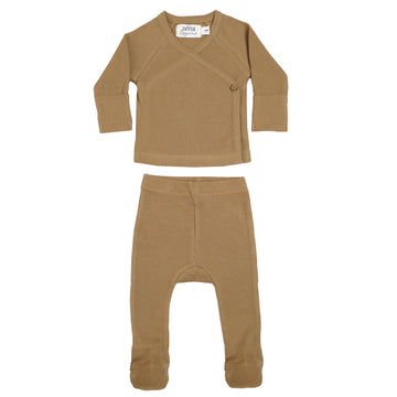 Kimono top and footed pant set. Lucy Lue Organics. Newborn baby outfit. Take home outfit. Baby list clothing. Baby first outfit. Kimono baby clothes. kimono wrap top baby. kimono style baby tops with mittens. black owned baby brands. baby gift set
